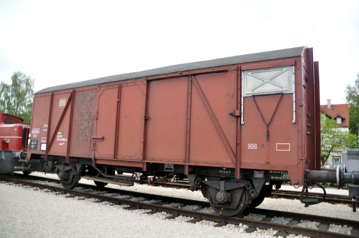 Gedeckter G�terwagen Gs in M�nsingen am 01.05.2012.
