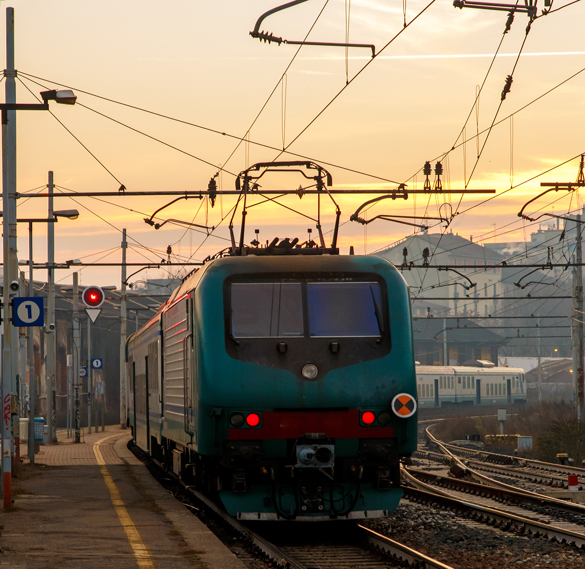 
Geschoben von einer E.464 verläßt ein Regionalzug der TRENORD am 29.12.2015 den Bahnhof Milano Porta Genova (Stazione di Milano Porta Genova).