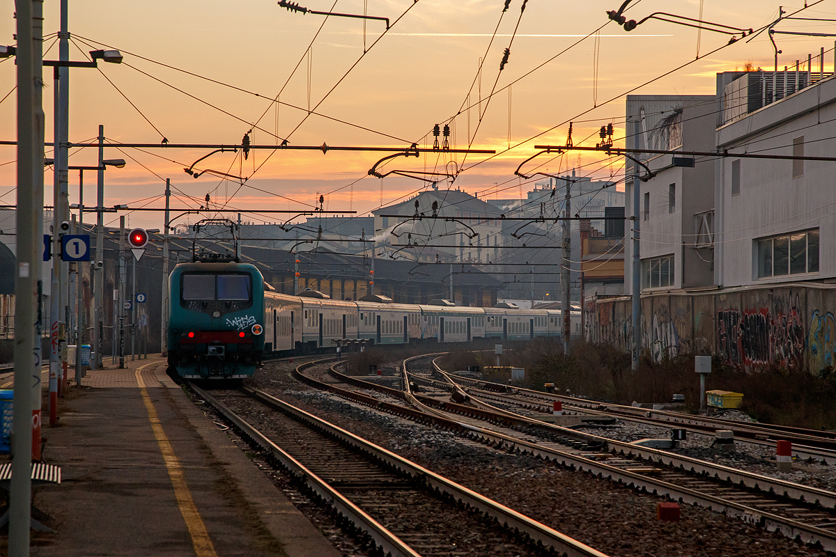 Geschoben der TRENORD  E.464 025 (91 83 2464 025-2 I-TN) verlässt ein Regionalzug  am 29.12.2015 den Bahnhof Milano Porta Genova (Stazione di Milano Porta Genova).