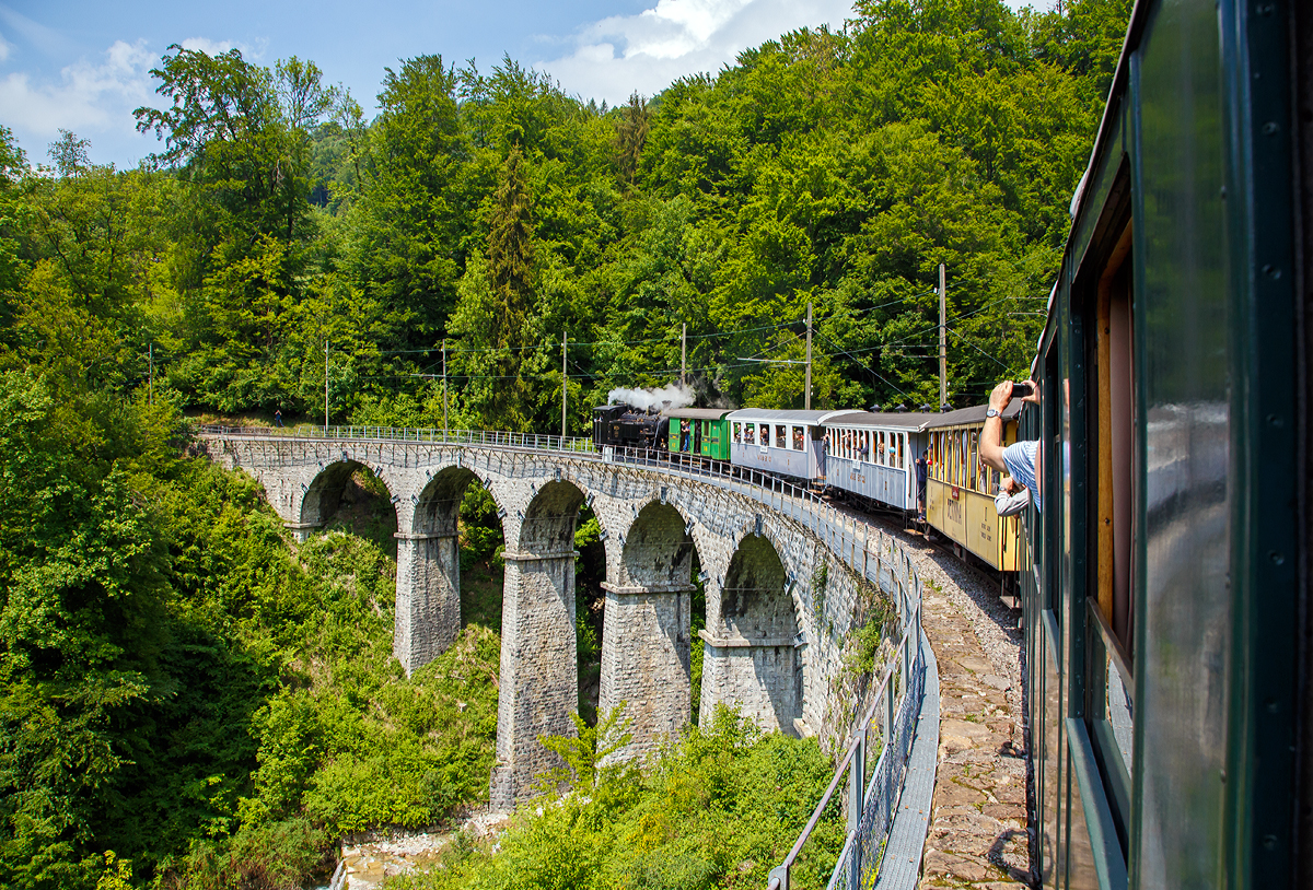 
Gezogen von der HG 3/4 BFD N° 3 (Baujahr 1913), ex Brig-Furka-Disentis (BFD), später FO, geht es am 19.05.2018 vom Museum Chamby wieder hinunter nach Blonay, hier fahren wir gerade auf dem bekannten Viadukt über den Baye de Clarens.
