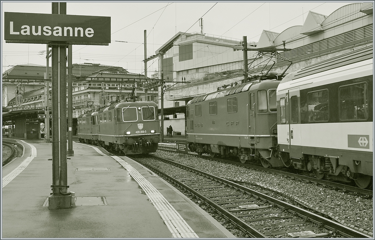 Gleich drei SBB Re 4/4 II in Lausanne auf einem Bild: die Re 4/4 II 1116 ( 91 85 4 420 116-6 CH-SBB) schiebt ihren erst am frühen Abend zum Einsatz kommenden IR nach Neuchâtel auf ein Abstellgeleis und im Hintergrund warten die beiden SBB Re 4/4 II 11256 (91 85 4420 256-0 CH-SBBC) und Re 4/4 II 11340 (91 85 4420 340-2  CH-SBBC) warten auf die Abfahrt in Richtung Palézieux. 

8. Dezember 2021