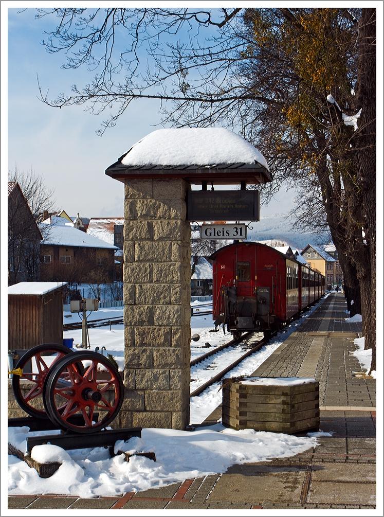 Gleis 31 HSB Bahnhof Wernigerode...
Ein Personenzug steht am 23.03.2013 zur Abfahrt bereit.  