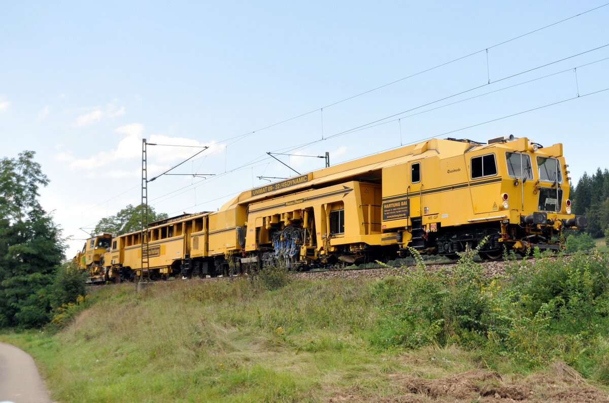 Gleisstopfmaschine Unimat 90-32 / 4s Dynamik von Plasser & Theurer der Bahnbau Hartung D HBAU 99 80 9421 019-7 mit Namen Quasimodo und angeh�ngter Schotterplaniermaschine SSP 110 SW bei Amstetten am 10.09.2023.