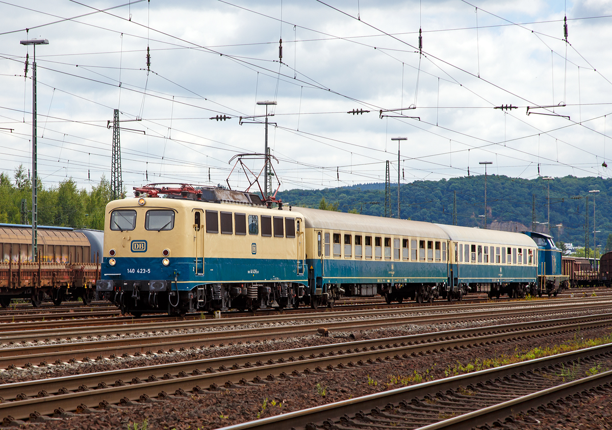 
Großes Sommerfest im DB Museum Koblenz-Lützel am 17. & 18.6.2017 u.a. wurden Pendelfahrten angeboten, hier fährt am 18.06.2017 die 140 423-5 (91 80 6140 423-5 D-DB) vom DB Museum, ex DB E 40 423, mit ihrem Pendelzug. Am Zugende die 212 372-7, ex V100 2372.