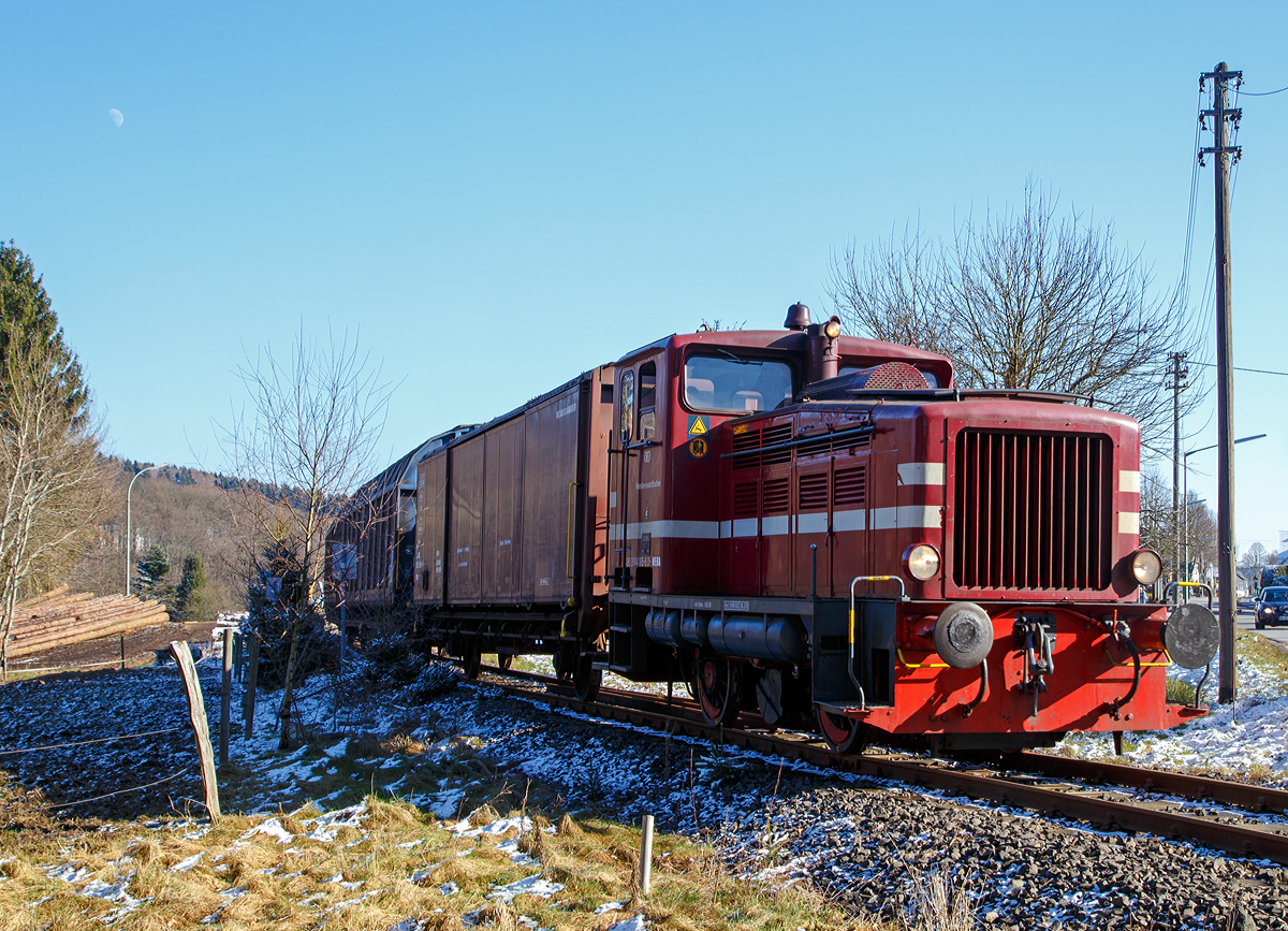 
Güterverkehr am Westerwald, mit einem Hauch von Winter....
Die V 26.3 (Lok 3) der Westerwaldbahn (WEBA) eine Jung R 30 B, fährt am 16.02.2016 ihrem Güterzug von Weitefeld, via Bindweide, nach Scheuerfeld/Sieg, hier beim Ortsausgang Elkenroth.

Die Jung Lok vom Typ R 30 B wurden bei der Firma Jung in Kirchen/Sieg 1957 unter der Fabriknummer 12748 gebaut und als V 26.3 an die WEBA geliefert. Sie hat die NVR-Nummer 98 80 3944 005-8 D-WEBA.
