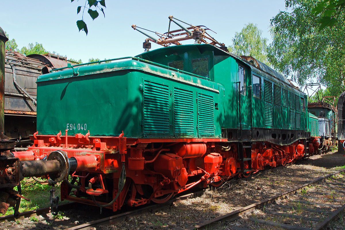 Güterzugelektrolokomotive E 94 040, ex DR 254 040-9, ex DR E 94 040, ex SZD (Sowjetischen Eisenbahnen) TEL 94-040 (1946-1952), ex DR E 94 040 am 09.06.2014 im Dampflok-Museum Hermeskeil.

Die E 94 wurde 1942 bei Krauss-Maffei AG in München unter der Fabriknummer 15809 gebaut, der elektrische Teil von SSW (Siemens-Schuckert-Werke, Berlin. Die Lok wurde 1992 bei der DR ausgemustert.

Die Baureihe E 94 (DB-Baureihe 194 ab 1968, DR-Baureihe 254 ab 1970, ÖBB Reihe 1020) mit dem Spitznamen  Deutsches Krokodil  (bei der DR auch  Eisenschwein ) bezeichnet eine Baureihe sechsachsiger schwerer Elektrolokomotiven der Deutschen Reichsbahn, die für den Güterzugdienst konzipiert waren.
Diese Co´Co´-Loks stellten eine direkte Weiterentwicklung der Baureihe E 93 dar. Die Loks waren für 90 km/h Höchstgeschwindigkeit zugelassen.

Die Loks der Reihe E 94 waren in der Lage, Güterzüge mit 2.000 Tonnen in der Ebene mit 85 km/h, 1600 Tonnen über 10 Promille Steigung mit 40 km/h, 1000 Tonnen über 16 Promille mit 50 km/h und 600 Tonnen über 25 Promille mit 50 km/h zu ziehen.

Die E 94 bei der DR nach 1945:
Im Bereich der Deutschen Reichsbahn waren 30 Lokomotiven verblieben, von denen aber zehn schadhaft abgestellt waren. Davon wurden nach dem Ende des elektrischen Betriebs im März 1946 25 Stück in die Sowjetunion als Reparationsgut verbracht, wie auch diese Lok hier. Dort wurden sie in der Mehrzahl für einen Versuchsbetrieb bei Perm auf 1.520 mm umgespurt und mit SA3-Mittelpufferkupplung ausgerüstet. Die nicht dafür ausgelegten Drehgestelle büßten dabei an Stabilität ein. Wegen des Platzmangels musste man auch die Radsterne abdrehen.

1952 und 1953 wurden von der UdSSR die 25 Lokomotiven wieder an die DR zurückgegeben. Wegen der geänderten Spurweite erfolgte das in der Regel in drei Teile zerlegt und auf Flach- bzw. Tiefladewagen verladen.

Da E 94 032 schon im Jahr 1948 zur DB abgegeben wurde, befanden sich damit 29 Loks im Schadpark, von denen bis Ende der 1950er Jahre 23 Maschinen wieder in Dienst gestellt werden konnten. Dabei mussten die Drehgestelle wieder in den Ursprungszustand gebracht werden, wobei auch die ausgedrehten Radsterne durch Neuteile ersetzt werden mussten. Problematisch bei der Aufarbeitung war, dass der Großteil der mit abgelieferten Zeichnungen nicht mit zurückgegeben wurde.

TECHNISCHE DATEN:
Achsformel:  Co´Co´
Spurweite:  1.435 mm (Normalspur)
Länge über Puffer:  18.600 mm
Drehzapfenabstand:  10.000 mm
Drehgestellachsstand:  4.600 mm
Gesamtradstand:  13.700 mm
Dienstgewicht:  118,7 t 
Radsatzfahrmasse:  19,8 t 
Höchstgeschwindigkeit:  90 km/h 
Stundenleistung:  3.300 kW 
Dauerleistung:  3.000 kW
Anfahrzugkraft:  363 kN
Treibraddurchmesser:  1.250 mm
Stromsystem:  15 kV 16 2/3 Hz
Anzahl der Fahrmotoren:  6
Antrieb:  Tatzlager
Bauart Fahrstufenschalter:  Handbetätigtes Nockenschaltwerk mit Zusatztrafo und Feinregler, eine halbe Umdrehung am Fahrstufenschalter bedeutete eine Fahrstufe
Bremse:  einlösige Druckluftbremse mit Zusatzbremse und elektrische Widerstandsbremse Kbr/K-GP m.Z. (Widerstandsbremse bei der DR ab 1981 ausgebaut)

