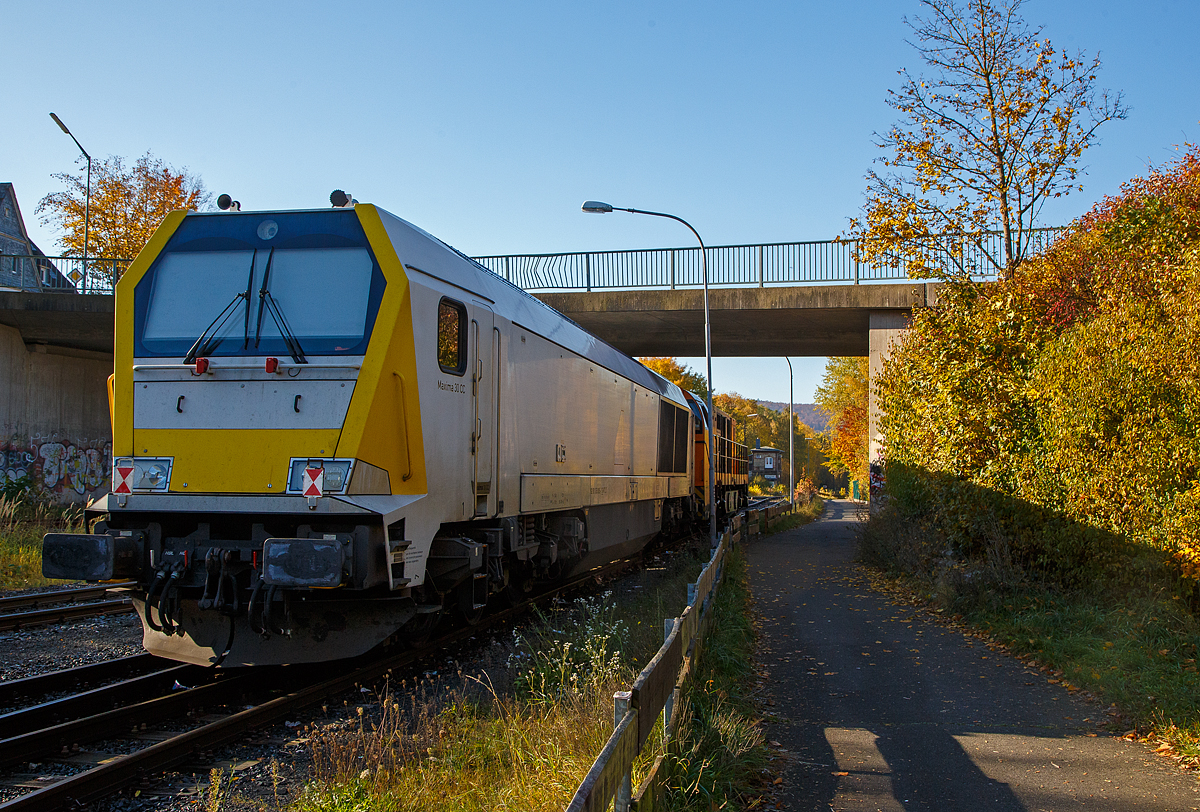Herbstzeit im Hellertal.....
Die Mietlok die Voith Maxima 30 CC – VTLT 263 005-5 (92 80 1263 005-1 D-VTLT) der Voith Turbo Lokomotivtechnik GmbH & Co. KG am Haken der KSW 43 (92 80 1273 018-2 D-KSW) der KSW (Kreisbahn Siegen-Wittgenstein) am 28.10.2021in Herdorf. Hier befahren  sie noch den KSW Rbf Herdorf (Betriebsst�tte Freien Grunder Eisenbahn - NE 447, bevor es an den Anschlussstelle auf und �ber die Hellertalbahn nach Betzdorf geht.

Die Voith Maxima 30 CC wurde 2010 von Voith in Kiel unter der Fabriknummer L06-30005 gebaut, sie ist als Mietlok der Voith Turbo Lokomotivtechnik GmbH & Co. KG (heute Voith Turbo GmbH Co. KG - Betriebsst�tte Mobility, Kiel) unterwegs.

Die Maxima-Familie war die erste Lokomotiventwicklung der Voith Turbo Lokomotivtechnik GmbH. Der erste Typ dieser Familie war die Maxima 40 CC, die erstmals auf der Innotrans 2006 in Berlin vorgestellt wurde. Zwei Jahre sp�ter folgte dann die Maxima 30 CC, die ihrer gr��eren Schwester weitgehend gleicht, jedoch einen Dieselmotor mit weniger Leistung besitzt und dadurch auch 9 t leichter ist.

Bei den beiden Typen handelt es sich um schwere sechsachsige Lokomotiven f�r den G�terzugdienst. F�r den Antrieb kommen mittelschnell laufende Dieselmotoren von ABC zum Einsatz. Die Leistungs�bertragung erfolgt �ber das neu entwickelte Voith-Getriebe des Typs LS 640 breU2, das unter dem Produktnamen Turbo Split vermarktet wird. Dieses Getriebe besitzt je zwei Wandler mit nachgeschalteter Wendestufe f�r die beiden Drehgestelle. Dabei handelt es sich im Prinzip um zwei Getriebe in einem Geh�use, die von einer gemeinsamen Antriebswelle aus angetrieben werden, jedoch �ber zwei voneinander entkoppelte Abtriebe die beiden Drehgestelle der Lokomotive antreiben.

Entsprechend ihrer Verwendung als schwere Streckenlokomotive k�nnen die Maxima in verschiedenen europ�ischen L�ndern zugelassen werden. Unter den ersten Lokomotiven befinden au�er f�r Deutschland auch Varianten f�r die Niederlande, Belgien, Tschechien und Polen. Dabei sind Lokvarianten mit Ausr�stungen f�r bis zu vier unterschiedliche L�nder lieferbar.

Technische Daten:
Baujahr: seit 2008
Spurweite: 1.435 mm
Achsfolge: C'C'
L�nge �ber Puffer: 23.200 mm 
Drehzapfenabstand: 11.430 mm
Achsabstand im Drehgestell: 3.600 mm (2 x 1.800 mm)
gr��te Breite: 2.900 mm
Raddurchmesser (neu): 1.150 mm
kleinster bef. Gleisbogen: 80 m 
Dienstgewicht: 126 t
Kraftstoffvorrat: 9.800 l  
H�chstgeschwindigkeit: 120 km/h Streckengang 

Motorhauptdaten:
Motorbauart: Mittelschnelll�ufer V12-Zylinder-4 Takt-Dieselmotor  mit Turbolader und Ladeluftk�hlung
Motorhersteller: ABC (Anglo Belgian Corporation)
Motortyp:   12 DZC-1000-176 
Nennleistung:  2.750 kW (3.739 PS)
Drehzahl :  1.000  U/min   
Bohrung/Hub: 256/310 mm
Hubraum: 191,5 l
Abgas-Emission :   EU Nonroad Richtlinie 97/68 EG, Stufe IIIA 
L�nge: 5.290 mm
Breite: 1.850 mm
H�he: 2.840 mm
Gewicht (trocken): ca. 18.000 kg

Getriebe und Leistungs�bertragung:
Hydrodynamisches-Voith-Getriebe vom Typ LS 640 reU2  Turbosplit 
Anfahrzugkraft: 432kN
dynamische Dauerbremsleistung: 2.500 kW
