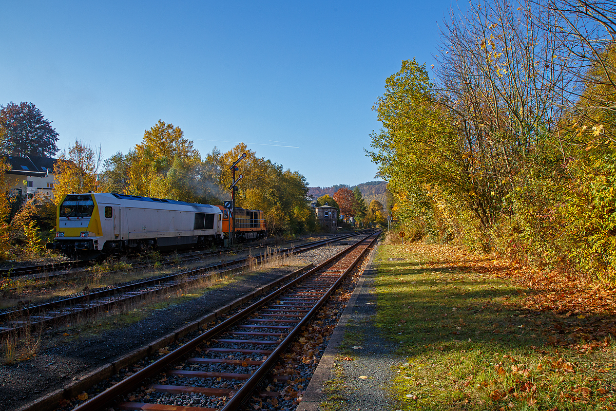 Herbstzeit oder Indian Summer in Herdorf..... 
Nun haben sie am 28.10.2021 im Bahnhof Herdorf auf Gleis 4 Hp2 „Langsamfahrt“ und die KSW 43 (92 80 1273 018-2 D-KSW) der KSW (Kreisbahn Siegen-Wittgenstein) fährt (mit mächtiger Dieselwolke) mit der Mietlok der Voith Maxima 30 CC – VTLT 263 005-5 (92 80 1263 005-1 D-VTLT) der Voith Turbo Lokomotivtechnik GmbH & Co. KG am Haken in Richtung Betzdorf (Sieg) los. Es wird nicht nur das Signal Hp2 „Langsamfahrt“, sondern auch das davor stehende Signal zeigt Sh 1 „Fahrverbot aufgehoben“.

Vorne (Bildmitte) das Stellwerk Herdorf Fahrdienstleiter (Hf).