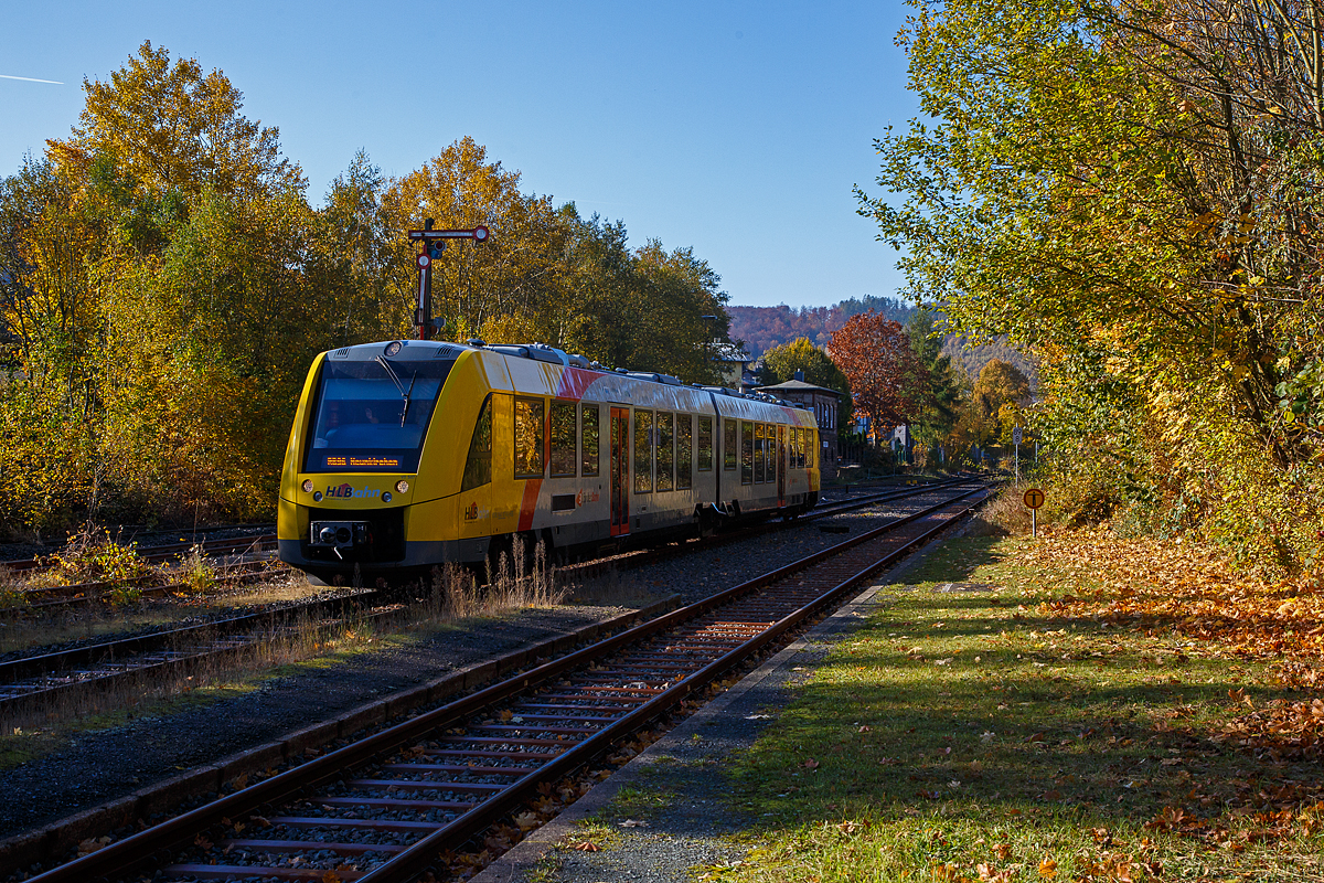 Herbstzeit oder Indian Summer in Herdorf..... 
Der VT 507 (95 80 1648 107-8 D-HEB / 95 80 1648 607-7 D-HEB) der HLB (Hessische Landesbahn GmbH), ein Alstom Coradia LINT 41 der neuen Generation, erreicht am 26.10.2021 den Bahnhof Herdorf. Er fährt als RB 96  Hellertalbahn  die Verbindung Betzdorf - Herdorf – Neunkirchen.

Einen lieben Gruß an den netten Tf zurück.