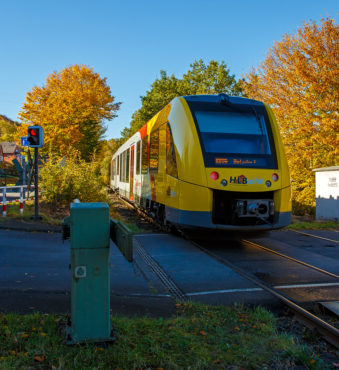 Herbstzeit oder Indian Summer in Herdorf.....
Der VT 504 (95 80 1648 104-5 D-HEB / 95 80 1648 604-4 D-HEB) ein Alstom Coradia LINT 41 der neuen Generation / neue Kopfform der HLB (Hessische Landesbahn GmbH) verlässt am 24.10.2021, als RB 96  Hellertalbahn  (Neunkirchen - Herdorf - Betzdorf), Umlauf 61780, den Bedarfs-Haltepunkt Sassenroth (Herdorf-Sassenroth) und fährt weiter in Richtung Betzdorf.

Nochmals einen lieben Gruß an den netten Triebfahrzeug zurück, wir kennen und grüßen uns schon langen. Schon zu Zeiten der Hellertalbahn GmbH, damals noch mit einem Stadler GTW 2/6, fuhr Er auf dieser Strecke.