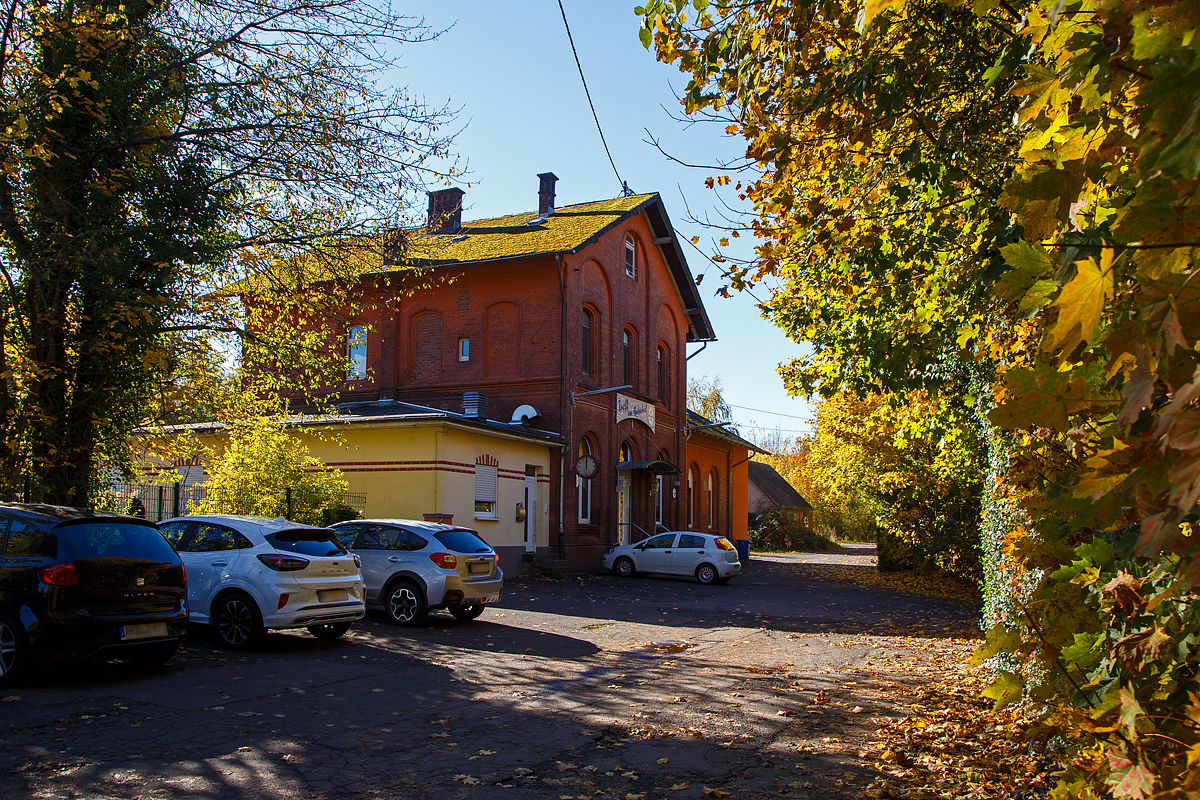 Herbstzeit oder Indian Summer in Herdorf.....
ehemalige Empfangsgebäude (heute Privatbesitz) vom Bahnhof Herdorf am 23.10.2021 von der Straßenseite.

