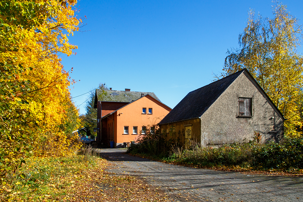 Herbstzeit oder Indian Summer in Herdorf.....
ehemalige Empfangsgebäude (heute Privatbesitz) vom Bahnhof Herdorf am 23.10.2021 von der Straßenseite. Im Vordergrund das ehem. Sanitärgebaude.