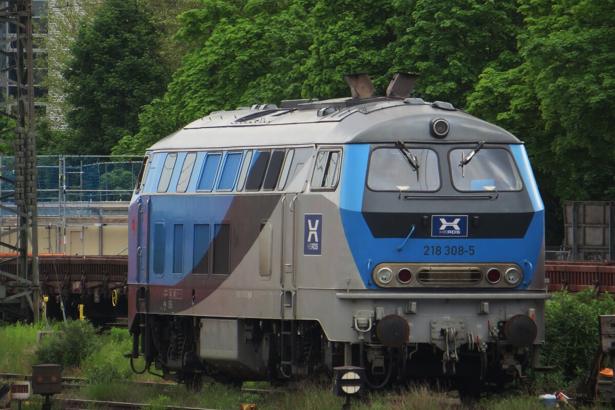 HEROS 218 308 steht am 18.Mai 2023 abgestellt in M�nchen Ost.
