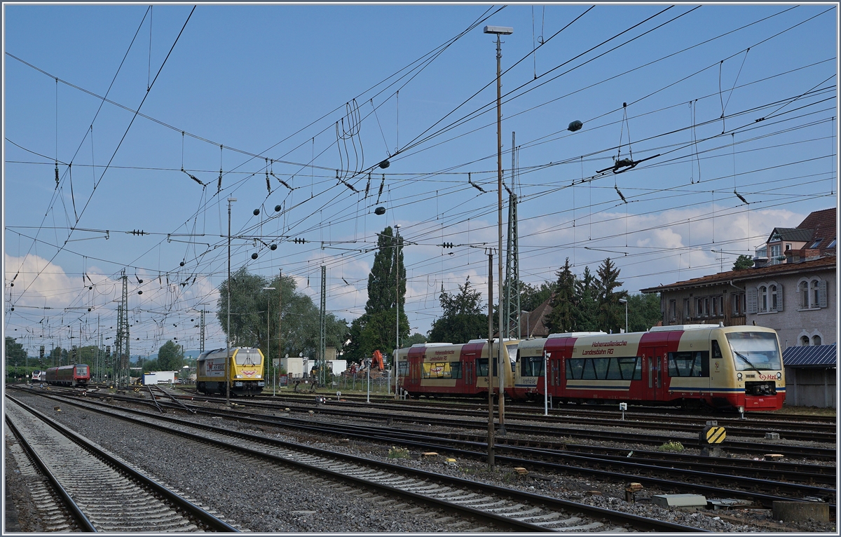 Herrlich aufgerreiht, wenn auch nicht im besten Licht: HzB Vt 650, Voith Maxima und DB 611 in Radolzell.
16. Juni 2016