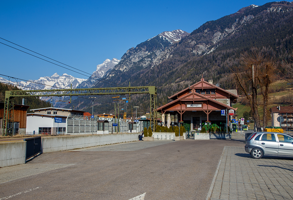Hier kann man auch den Espresso genießen....
Der Bahnhof Gossensaß / Colle Isarco (Südtirol, amtlich Autonome Provinz Bozen – Südtirol) an der Brennerbahn am 27.03.2022. Hier Südansicht, Blickrichtung Brenner. 

Der Bahnhof Gossensaß ist der erste Haltepunkt im Wipptal südlich des Brennerpasses, zu dem die Bahnstrecke von hier aus über den Pflerschtunnel ansteigt. Er liegt auf 1.066,9 m Höhe nahe dem Zentrum von Gossensaß, dem Hauptort der Gemeinde Brenner.Der Bahnhof wurde 1867 zusammen mit dem gesamten Abschnitt der Brennerbahn zwischen Innsbruck und Bozen in Betrieb genommen. Durch ihn erlebte Gossensaß bis zum Ersten Weltkrieg seine Blütezeit als bekannter Touristenort. 