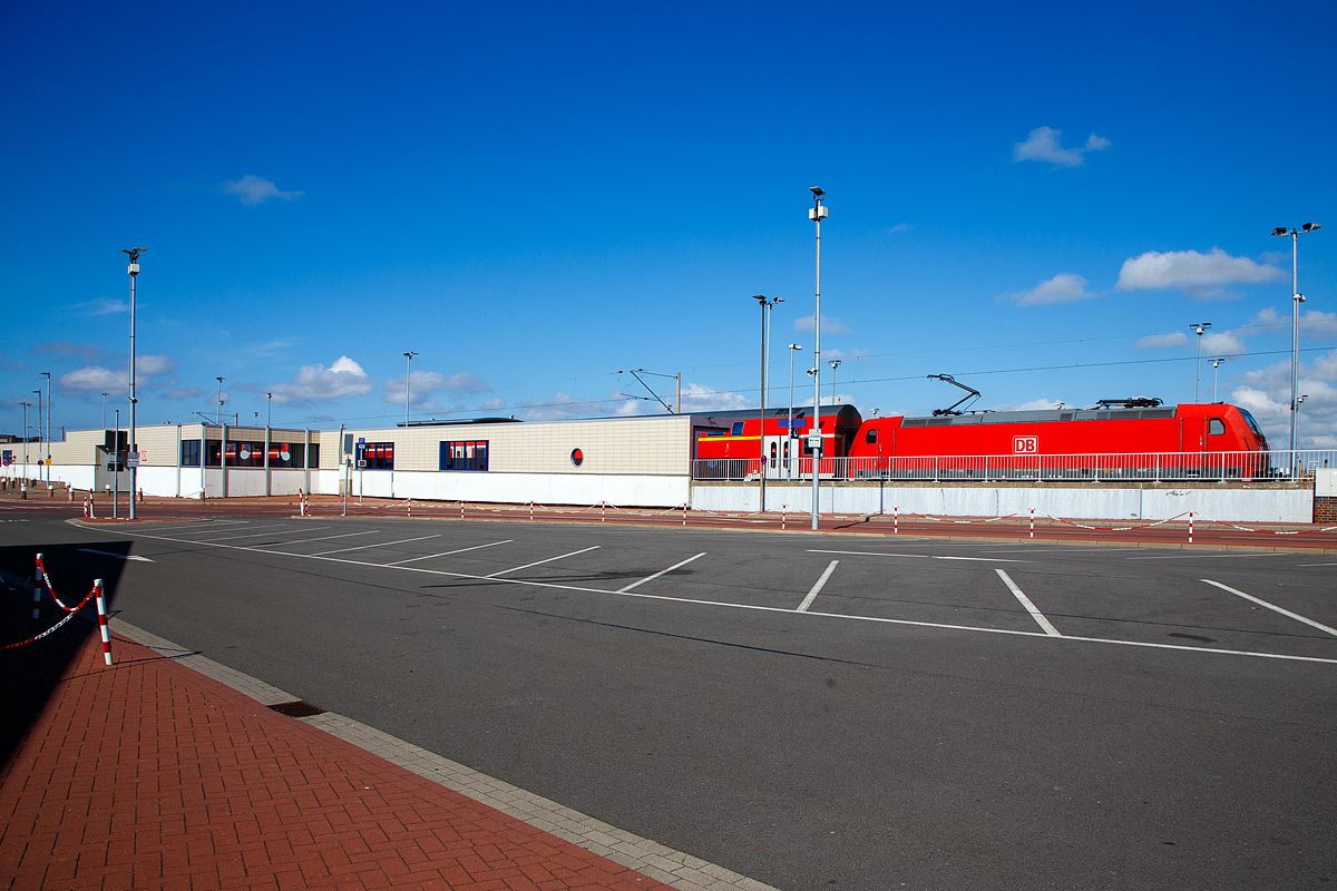 Hier wird der Endbahnhof  wieder zum Startbahnhof.....
Eine 146.2 und 7 Doppelstockwagen der DB Regio Nord steht am 30.04.2022 im Bahnhof Norddeich Mole mit dem RE 1 (Norddeich Mole – Emden - Oldenburg – Bremen – Hannover) zur Anfahrt bereit. 
