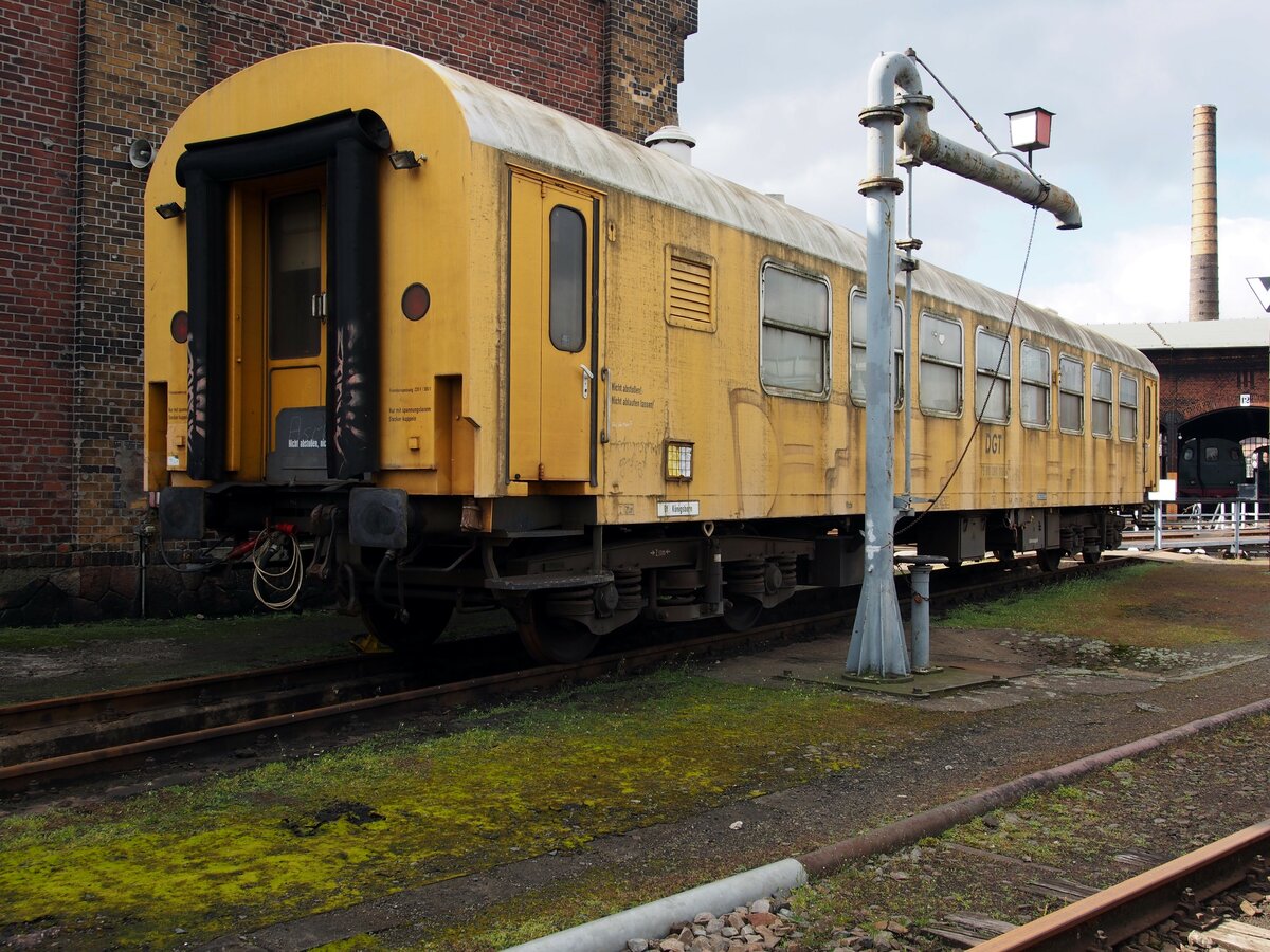 Hilfszugwagen im Sächsischen Eisenbahnmuseum in Chemnitz neben einem Wasserkran am 19.04.2017.