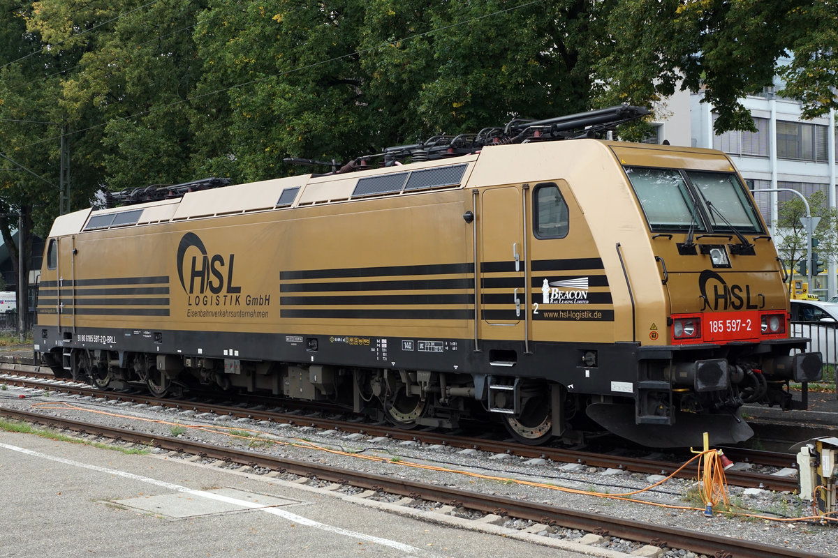 HSL: Aufgrund des Streckenunterbruchs zwischen Baden-Baden und Rastatt Süd (D) übernachtete die 185 595-2, auch GOLDSTÄBCHEN genannt, des Eisenbahnverkehrsunternehmen HSL LOGISTIK GmbH am 24. August 2017 in Singen, wo sie am 25. August 2017 fotografiert werden konnte.
Foto: Walter Ruetsch