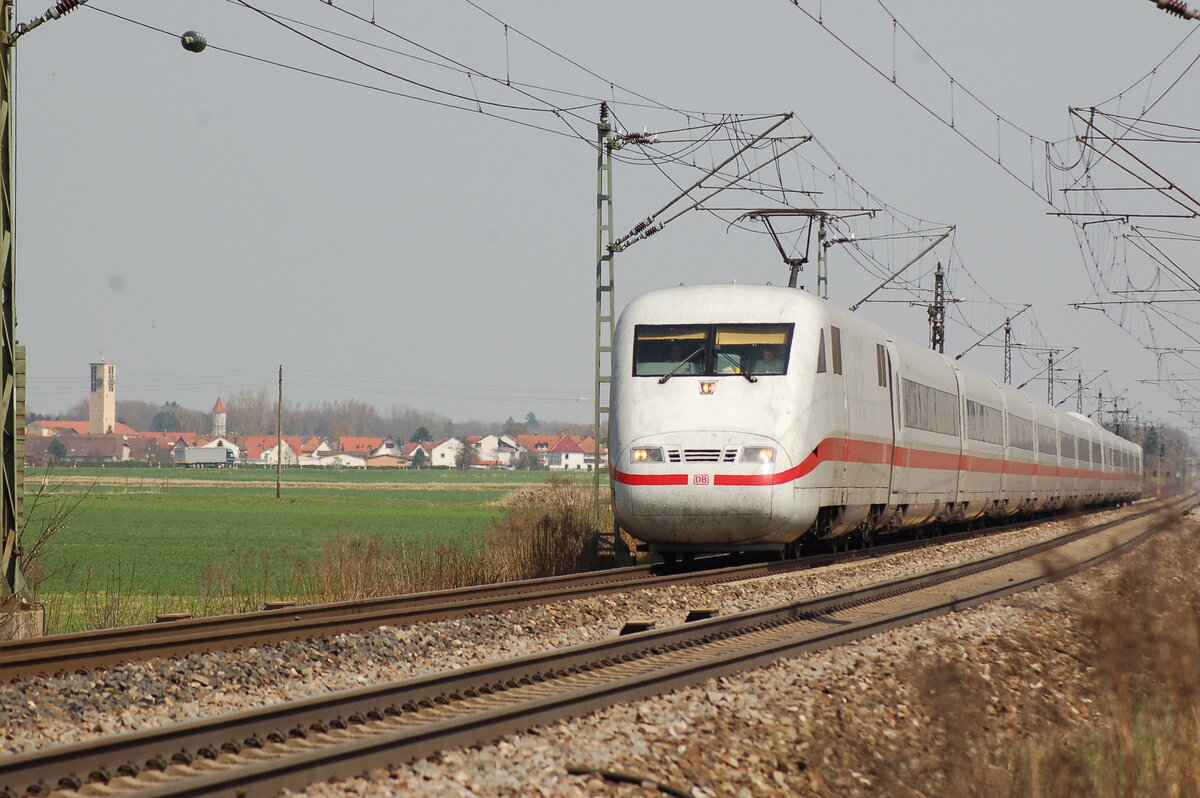 ICE 1 (401 013-8) in Neu-Ulm Pfuhl i Richtung Ulm am 09.04.2009.