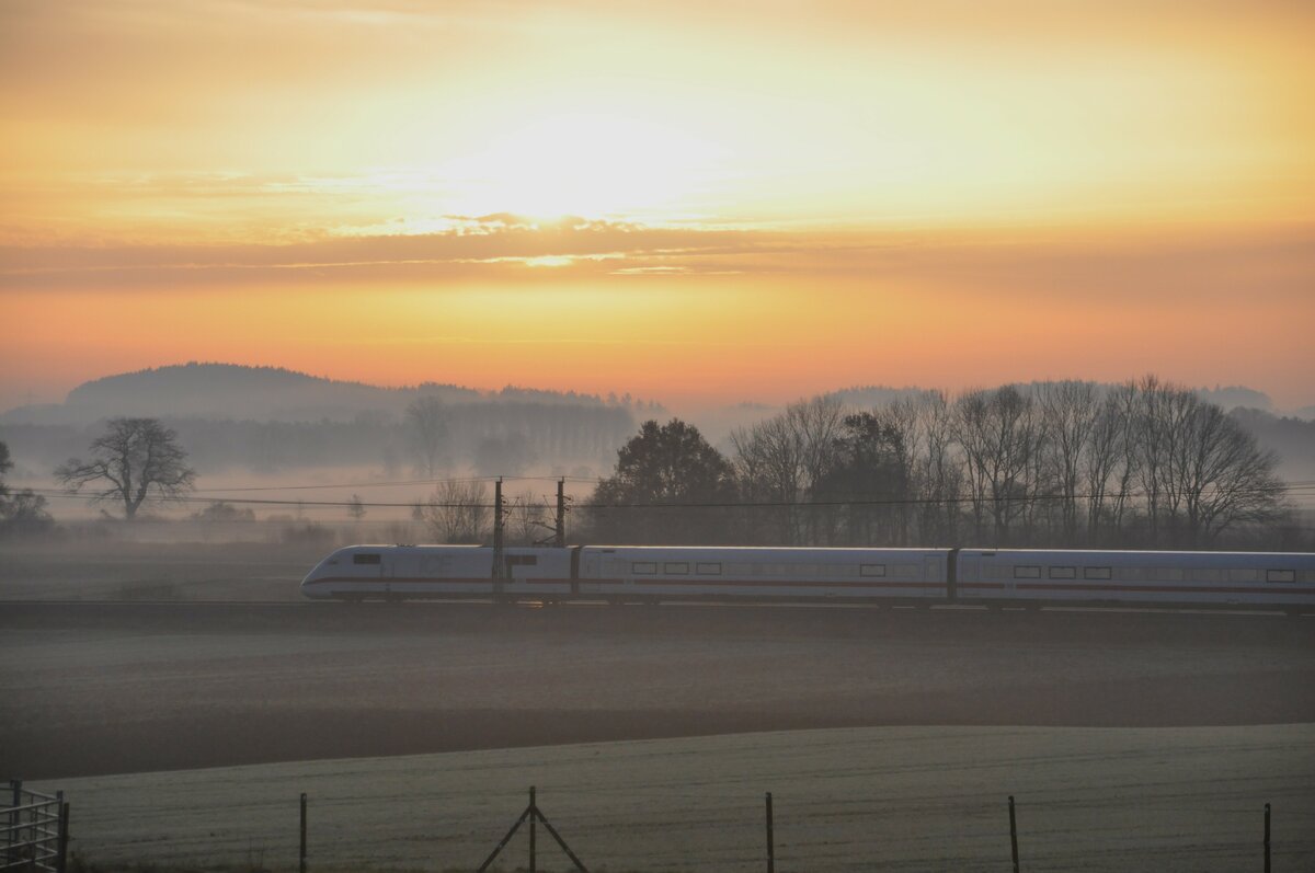 ICE 1 bei Sonnenaufgang bei Neu-Ulm Pfuhl am 21.11.2009.
