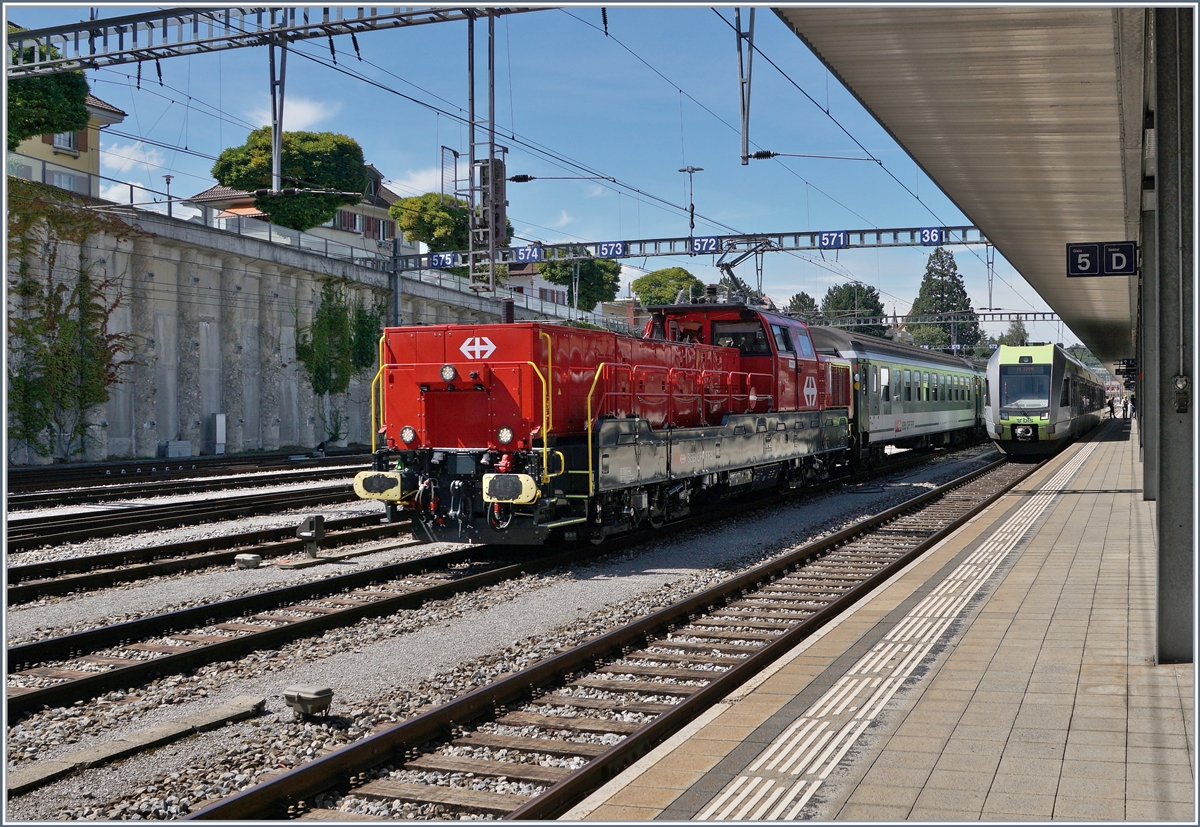 ie SBB Aem 940 007-8 (Aem 91 85 4 940 007-8 CH-SBBI) verlässt mit ihrem Testzug den Bahnhof von Spiez in Richtung Interlaken. 

19. August 2020