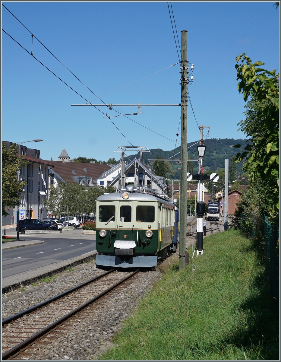  Il était une fois... les années 40 / Es war einmal: die 40er Jahre  - Der GFM Historique Ce 4/4 131 (Baujahr 1943) Fährt an der Fahrt zeigenden Hippschene Wendescheibe in Blonay vorbei. Der Triebwagen ist der Fahrt von Blonay nach Chaulin. 

11. Sept. 2022 