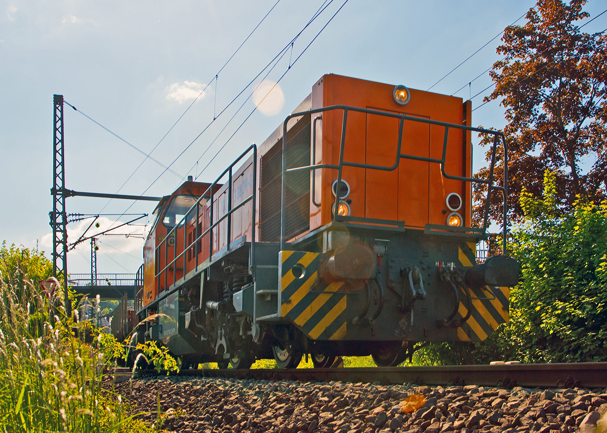 
Im Gegenlicht......
Die Lok 42 (277 902-3) der KSW (Kreisbahn Siegen-Wittgenstein) eine MaK 1700 BB zieht am 16.05.2014  einen Übergabezug von Betzdorf/Sieg via Siegen nach Kreuztal. 
