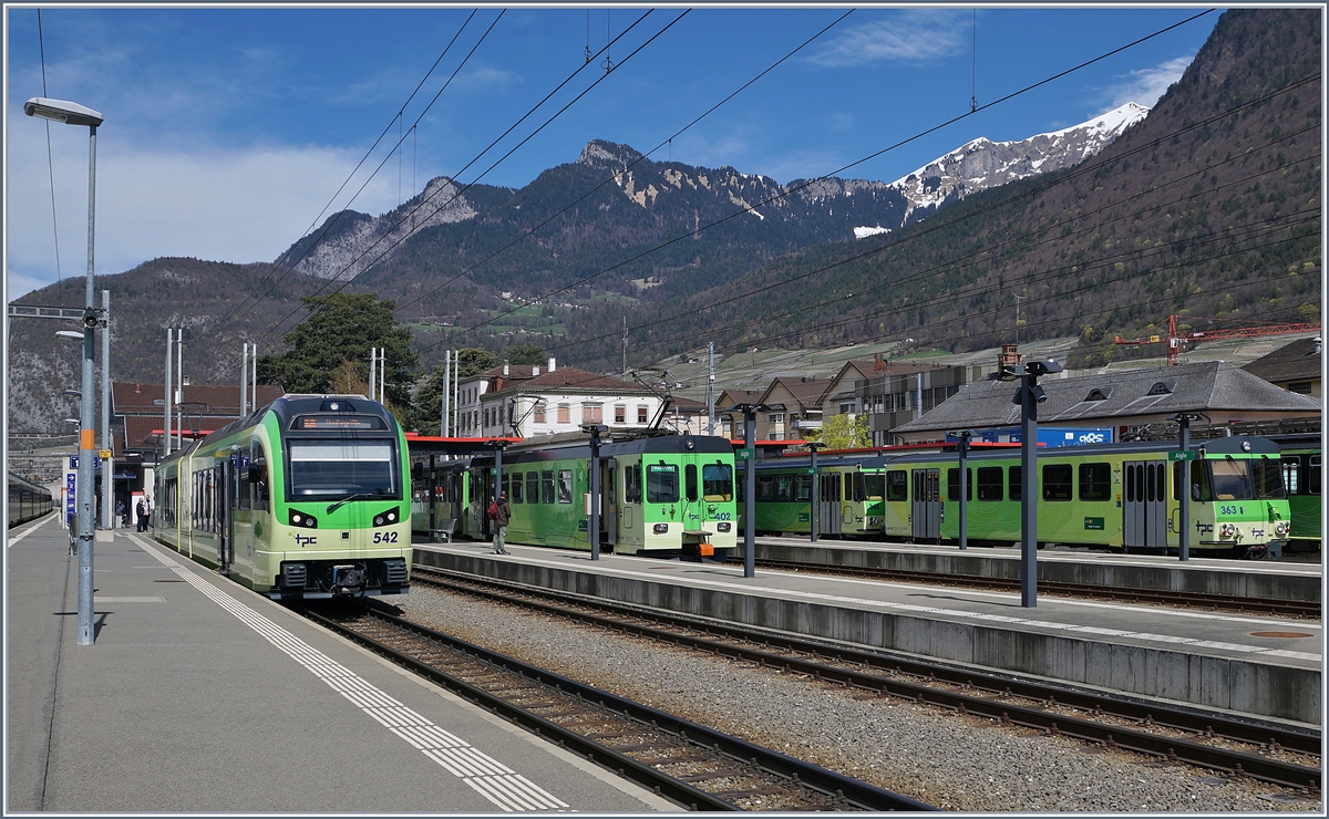 In Aigle warte TPC Züge auf die Abfahrt: Der Beh 2/6 542 in Richtung Monthey, der ASD BDe 4/4 402 mit Bt in Richtung Les Diablerets und ein AL Zug nach Leysin, von welchem hier nur die Steuerwagen zu sehen sind. 

12. April 2018