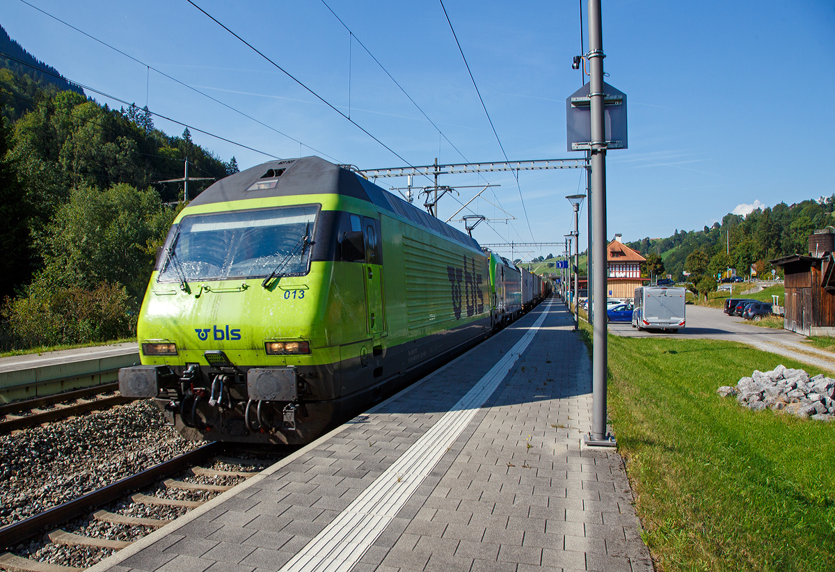 In Doppeltraktion fahren die BLS Re 465 013-1 „Stockhorn“ (91 85 4465 013-1 CH-BLS) und eine unbekannte BLS Cargo Re 475 (Siemens Vectron MS) am 08.09.2021 mit einem KLV-Zug durch Mülenen in Richtung Lötschberg-Basistunnel bzw. Simplon. 

BLS Re 465 kommt aus dem neuen Refitprogramm und ist fit für die nächsten 20 Jahre. Die 18 BLS-Lokomotiven des Typs Re 465 werden bis Mitte 2022 modernisiert und erhalten einen neuen Look. Um im Güterverkehr Einsätze mit Vectron- und Traxx-Lokomotiven zu ermöglichen, wurden entsprechende Vielfachsteuersysteme eingebaut. Weiter wurde  für die Traktion der Autotunnel- und der zukünftigen Goldenpass-Züge ein Ethernet Train Backbone implementiert. Schließlich erfolgte eine Kastensanierung inklusive Neuanstrich. Die davor angebrachten Taufnamen werden nicht mehr verwendet.

Ich hatte mich gefragt, ist es eine Doppeltraktion oder ein Vorspannbetrieb, aber dann habe ich einen Bericht über das neue Refitprogramm der Re 465 gelesen. 