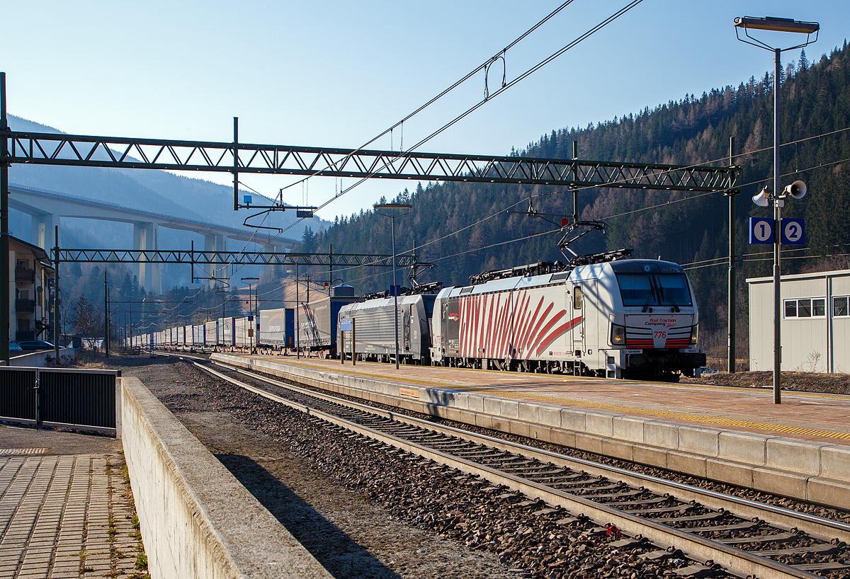 In Doppeltraktion ziehen die Siemens Vectron MS 193 776 (91 80 6193 776-2 D-LM) der Lokomotion und die an die vermietete Lokomotion Siemens ES64F4 -024 bzw. LZB 189 924-4 (91 80 6189 924-4 D-DISPO Class 189-VD) der MRCE Dispolok am 27.03.2022, einen Paneuropa-KLV-Zug (Verona – Hamburg), durch den Bahnhof Gossensaß/Colle Isarco in Richtung Brenner/Brennero.

Die Siemens Vectron MS wurde 2017 von Siemens Mobilitiy in München-Allach unter der Fabriknummer 22213 gebaut und an die Lokomotion Gesellschaft für Schienentraktion mbH (Lokomotion Rail). Sie hat die Zulassungen für Deutschland, Österreich und Italien. Hier trägt sie die Beschriftung und Farbgebung italienischen RTC-  Rail Traction Company SpA, die mit 30% an Lokomotion beteiligt ist.

Die ES64F4 -024 der MRCE Dispolok GmbH wurde 2006 von Siemens Mobilitiy in München-Allach unter der Fabriknummer 21237 gebaut. Sie ist in der Variante D ausgeführt und hat so die Zulassungen für Deutschland, Österreich, Italien, Slowenien und Kroatien. 

Die Lokomotion Gesellschaft für Schienentraktion mbH (Lokomotion Rail) ist ein privates Eisenbahnverkehrsunternehmen mit Sitz in München. Das im Jahr 2000 gegründete Unternehmen übernimmt internationale Verkehrsleistungen von und nach Deutschland, Österreich und Italien. Die zwei großen Drehkreuze des Unternehmens befinden sich in München und Verona. An der Lokomotion GmbH sind die DB Cargo AG mit 30%, Brenner Schienentransport AG mit 20%, Kombiverkehr GmbH & Co. KG mit 20% und die Rail Traction Company SpA mit 30% beteiligt.