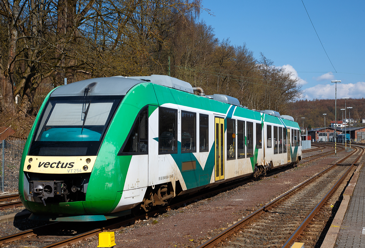 
In der Farbgebung historisch....
Der VT 254 (95 80 0648 154-2 D-HEB / 95 80 0648 654-1 D-HEB) ein Alstom Coradia LINT 41 der HLB (Hessische Landesbahn), ex Vectus VT 254, ist am 09.04.2016 im Bahnhof Westerburg angestellt. Hier ist er noch in seiner alten Farbgebung der Vectus.