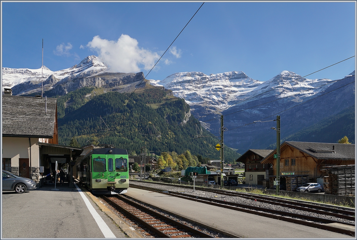In Les Diablerets vor der Kulisse der Waadtländer Alpen wartet ein ASD Regionalzug auf die Abfahrt nach Aigle.

3. Okt. 2019