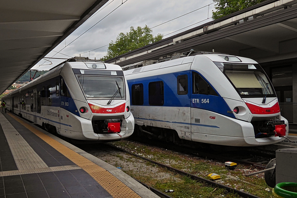 In Trieste stehen diese beiden Triebzüge ETR 563 & 564, zur abfahrt bereit am Bahnsteig. 05.05.2025 Vom ETR 563 wurden 8 Einheiten mit 5 Wagen für Italien gebaut welche 2015 in Betrieb genommen wurden
Später folgten noch 4 Einheiten des ETR 564 mit Zweisystemausstattung für den Grenzüberschreitenden Einsatz nach Österreich und Slowenien.
