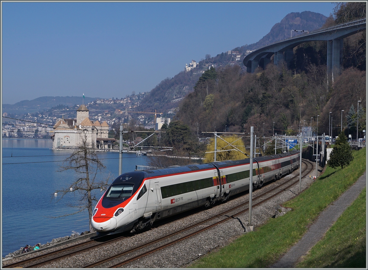 Internationaler Verkehr beim Château de Chillion: Zuerst kam ein SBB RABe 503 als EC 32 von Milano nach Geneve. 
19. März 2016