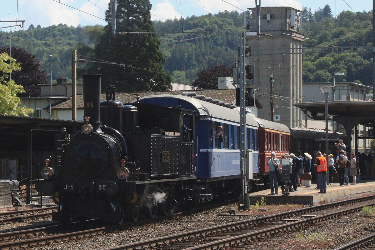 J-S 35 verlasst mit eine der manche Extraz�ge am 17 Mai 2025 Burgdorf -und der Fotograf wird selbst erwischt von einige Reisenden...