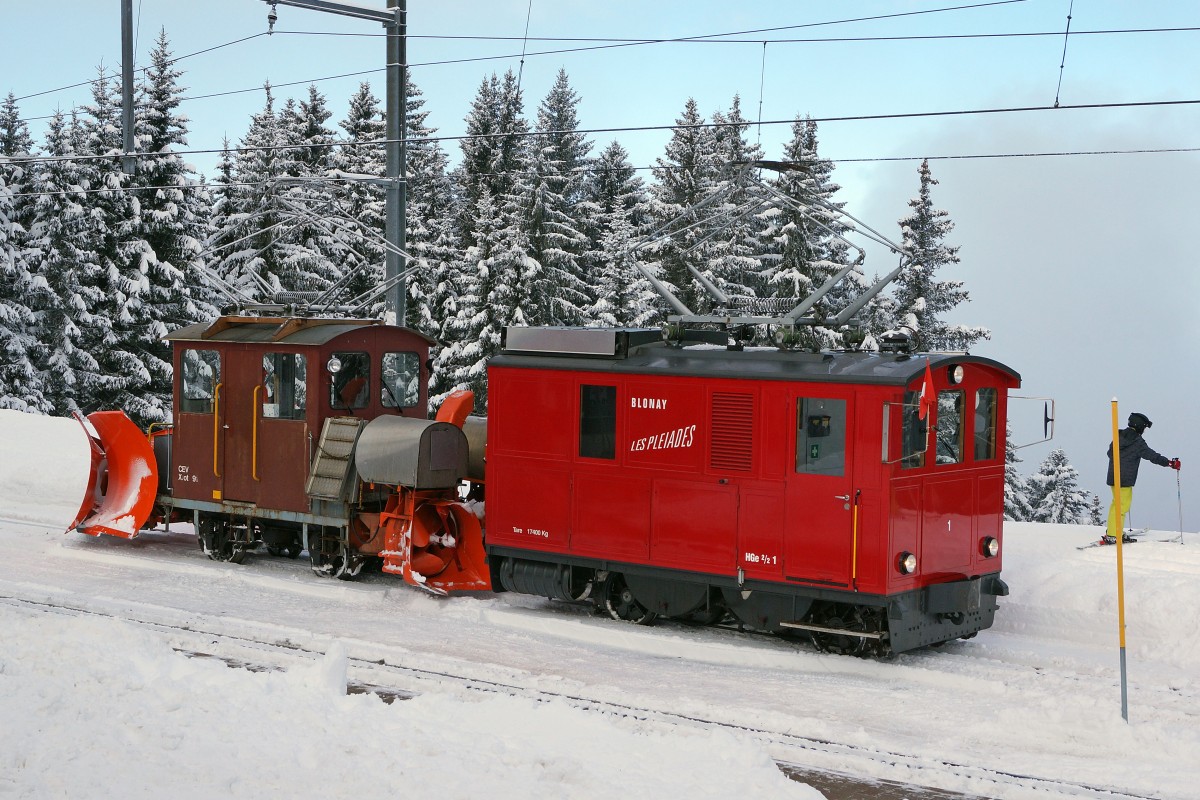 JAHRESRUECKBLICK 2014
von Walter Ruetsch
FEBRUAR
MVR/CEV: Kampf gegen den Schnee in Les Pl�iades am 11. Februar 2014 mit der HGe 2/2 1 (1911) und dem X rot e 91. 