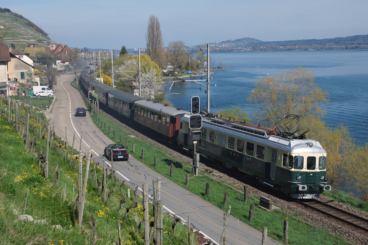 Jahresrückblick 2016
von Walter Ruetsch, Riedholz
April
Whisky Zug mit dem BDe 4/4 II 201 vom Verein Pendelzug Mirage am Zugsschluss bei Twann am 10. April 2016.

