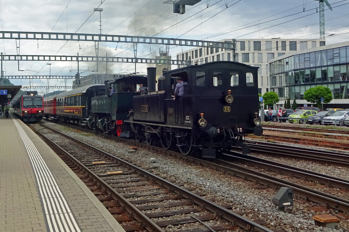 JS-35 steht am 25 Mai 2019 mit ein Sonderzug in Brugg AG.
