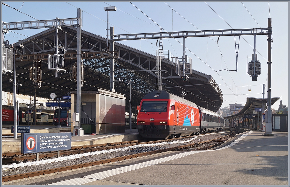 Jubiläums-Werbeloks am Grossen und Kleinen See: In Lausanne verlässt die SBB Re 460 058 (UIC 91 85 4 460 058-1 CH-SBB)  100 Jahre Zirkus KNIE  mit ihrem IR 90 1814 den Bahnhof in Richtung Genève-Aéroport.

6. Dez. 2019
 
