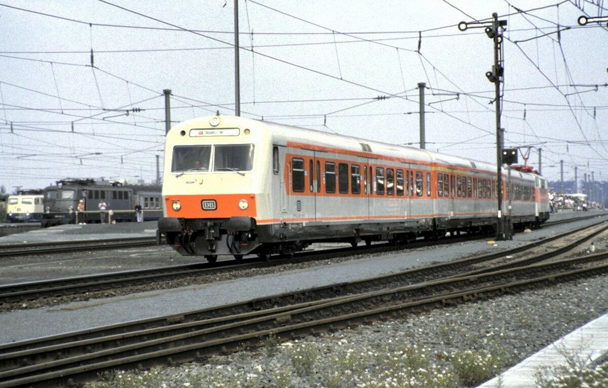Jubiläumsparade 150 Jahre Deutsche Eisenbahn mit 111 150-9 und zu sehen Steuerwagen Bxf und ABx und Bx (Düsseldorfer x-Wagen) bei Programm-Nummer 5.11 S-Bahn Wendezug in Nürnberg am 14.09.1985.