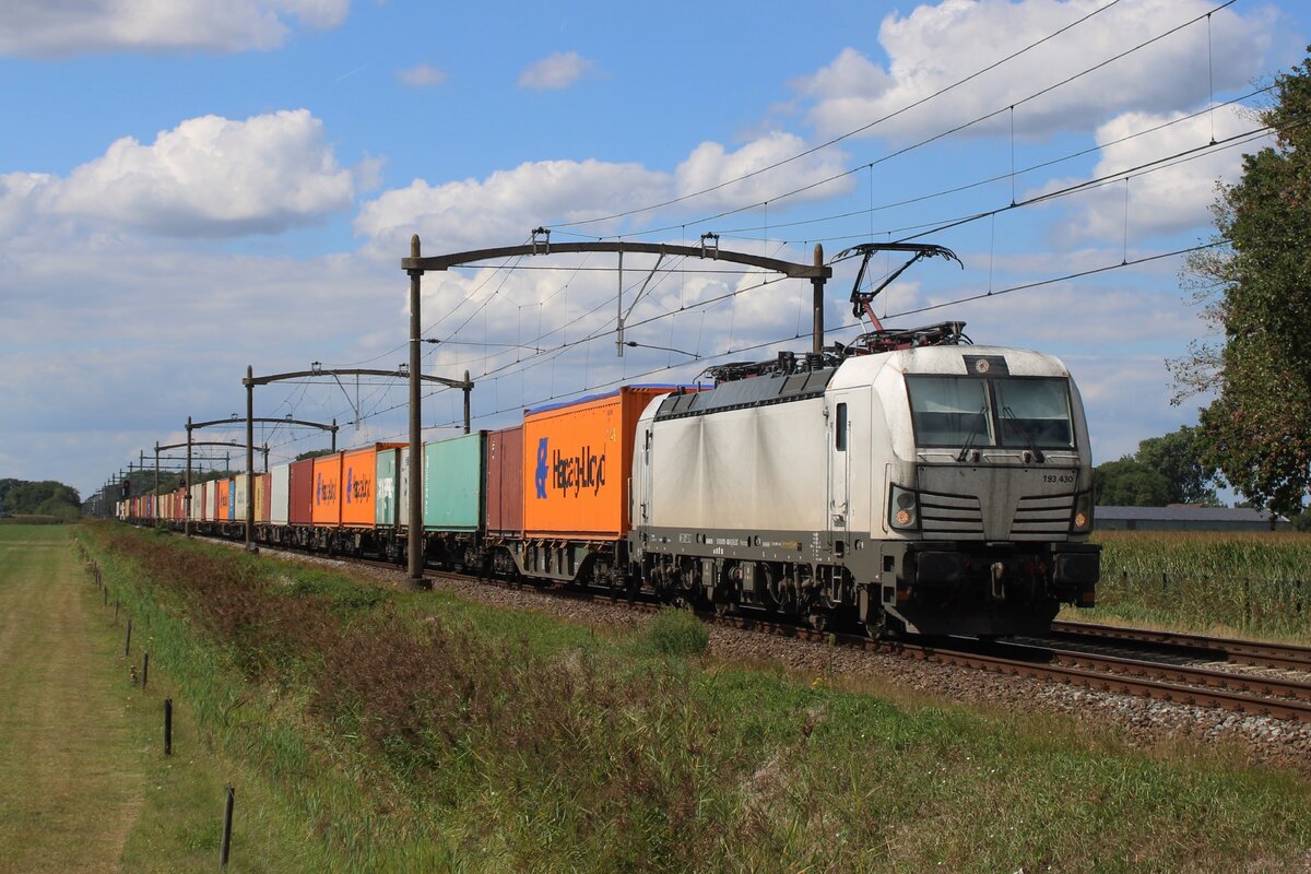 Kahler RTB Cargo 193 430 zieht am 21 Augustus 2025 ein Containerzug durch Hulten.