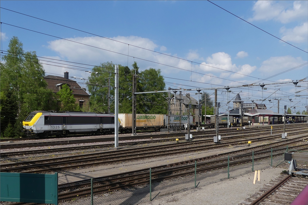 Kaum waren wir aus dem Zug der Museumsbahn  Train 1900  in P�tange ausgestiegen, fuhr auch schon die SNCB HLE 1325 mit einem G�terzug durch den Bahnhof von P�tange.  01.05.2019 (Jeanny)