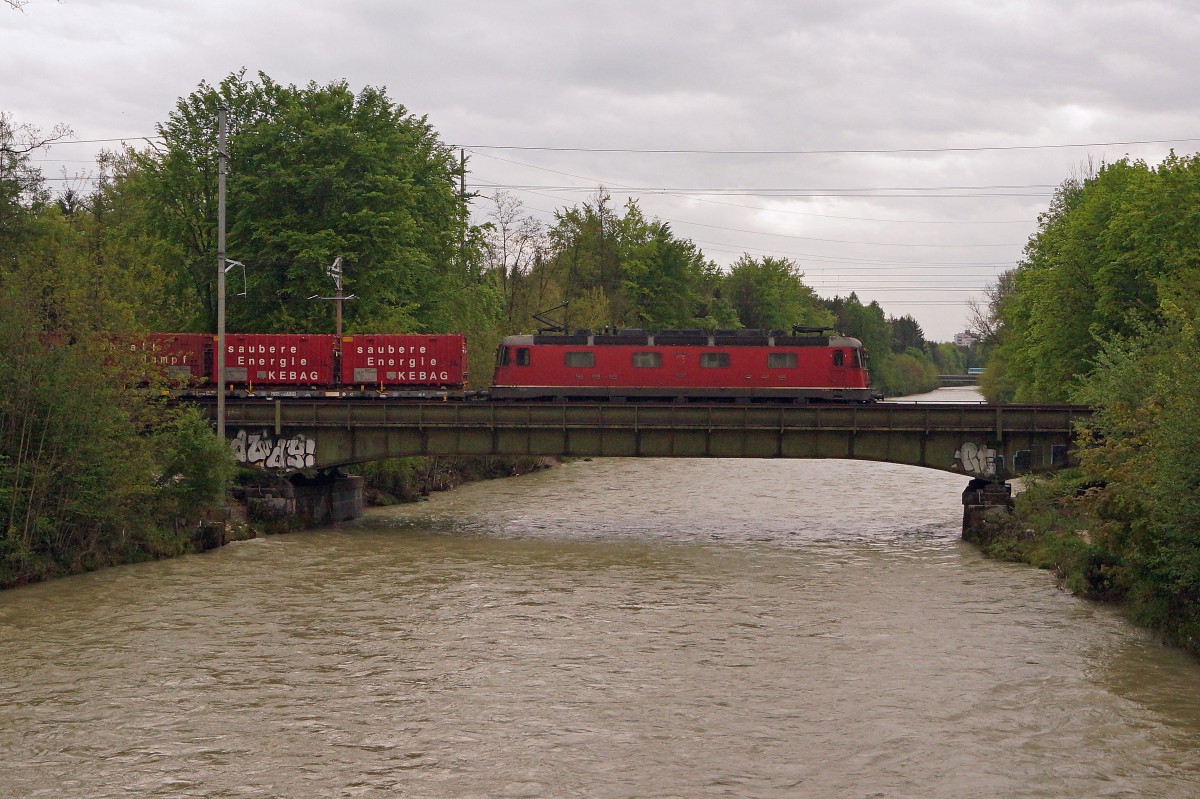 KEBAG AG/SBB: Am 5. Mai 2015 brachte die Re 6/6 11657  ESTAVAYER LE LAC  die Kehrichtwagen bei sehr schlechter Witterung von Olten nach Solothurn. Die Aufnahme der Emmenbrücke ist bei Zuchwil entstanden. Besonders zu beachten ist der hohe Wasserstand der Emme.
Foto: Walter Ruetsch 