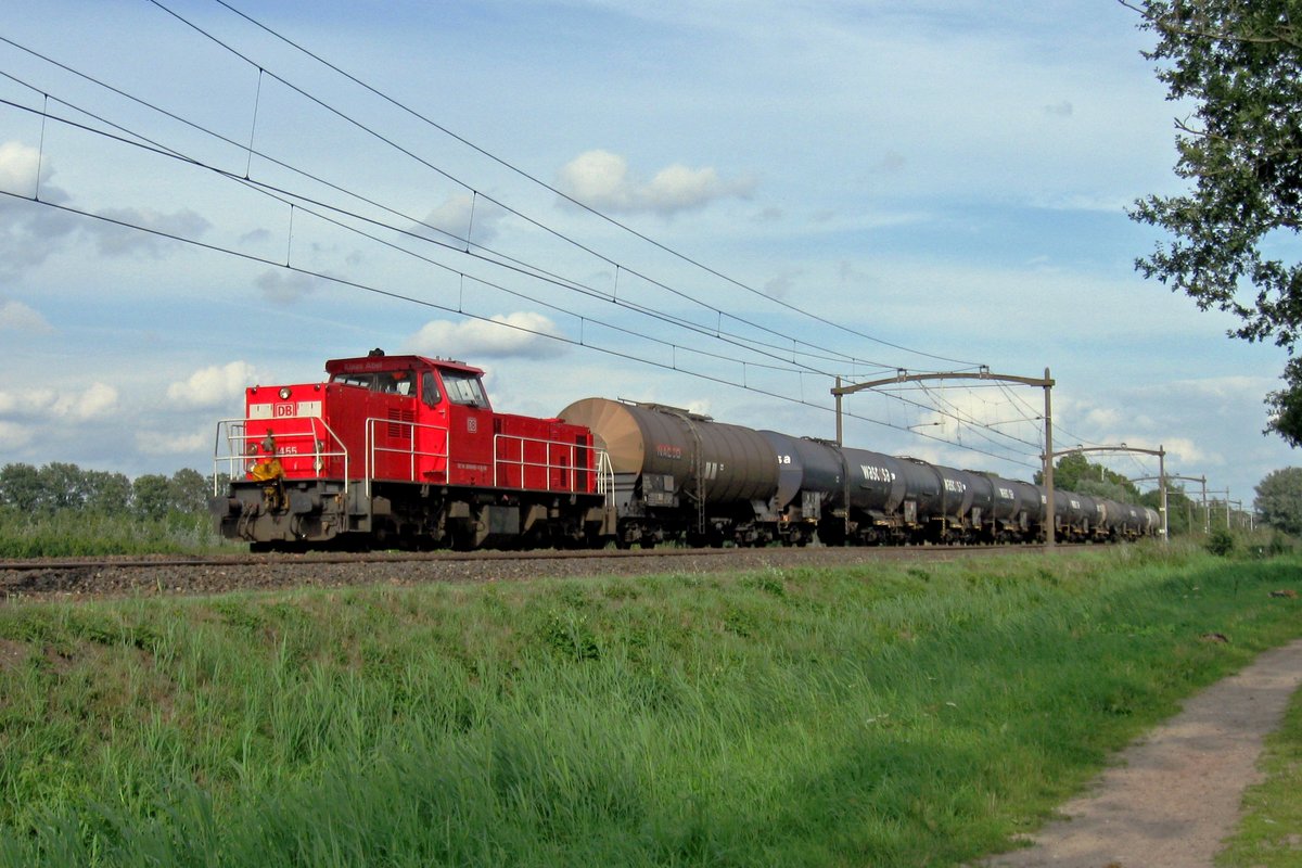 Kesselwagenzug mit 6455 passiert am 12 Augustus 2019 Oisterwijk.