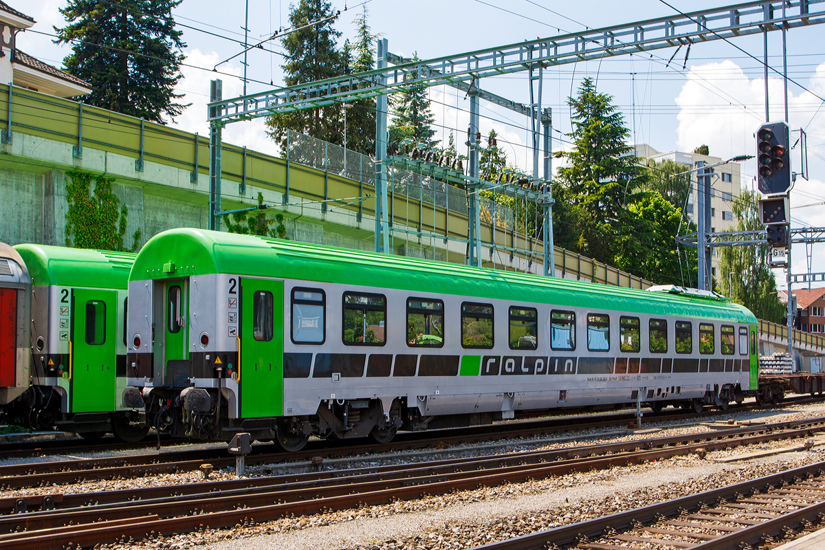 Klimatisierter RAlpin Begleitwagen für die Rollende Landstraße (RoLa) Bcm 61 85 59-00 103-6 CH-RALP, ex Bcm 61 85 50-90 103-6 CH-SBB, abgestellt am 28.05.2012 im Bahnhof Spiez. Dahinter noch ein weiterer Wagen.

2010 verkaufte die SBB ihre 20 klimatisierten Liegewagen des Typs Bcm61 an RAlpin. Die SBB setzte die Liegewagen des Typs Bcm 61 bis Dezember 2009 im Nachtverkehr zwischen Zürich, Genf und Rom ein. Aufgrund der sinkenden Nachfrage und der immer schnelleren Tagesverbindungen wurden der Nachtverkehr eingestellt und die Liegewagen zum Verkauf ausgeschrieben.

Die RAlpin ließ die Wagen 2011 von der TecSol AG in Österreich umbauen. Zum Umbau gehörte der Einbau eines Aufenthaltsraumes für die Fahrer mit Küchenblock, die Modernisierung der elektrischen Anlagen, Nachrüstung eines Fahrgastinformationssystems und Videosystems zur Verbindung mit der Leitstelle und die Ausrüstung der Waggons mit einem Hilfsdiesel zur autarken Energieversorgung ohne Zugsammelschiene. Die Begleitwagen des Typs Bcm61 verfügen über geschlossene Toilettensysteme.

TECHNISCHE DATEN:
Fahrzeughersteller: SWS (Baujahr 1979)
Fahrzeugumbau: TecSol AG (Umbau 2011)
Typenbezeichnung: Bcm 61
Einsatzgebiet: Begleitwagen für Lastwagentransporte (RoLa)
Spurweite: 1.435 mm
Anzahl der Radsätze: 4 (in 2 Drehgestellen)
Länge über Puffer: 26.400 mm
Drehzapfenabstand:19.000 mm,
Achsabstand im Drehgestell: 2.650 mm
Höhe ab SOK: 4.310 mm
Fahrzeugumgrenzungs-Profil: UIC 505-1
Raddurchmesser: 920 mm (neu) / 860 mm (abgenutzt)
Eigengewicht: 53 t
Dienstgewicht brutto: 58 t
Sitz/Liegeplätze: 32
Höchstgeschwindigkeit: 120
Bremsbauart: O-GP NBU ep
Bremsgewichte: G43 t, P(RtC) 57 t
Feststellbremse: Handspindelbremse
Intern. Verwendung: RIC