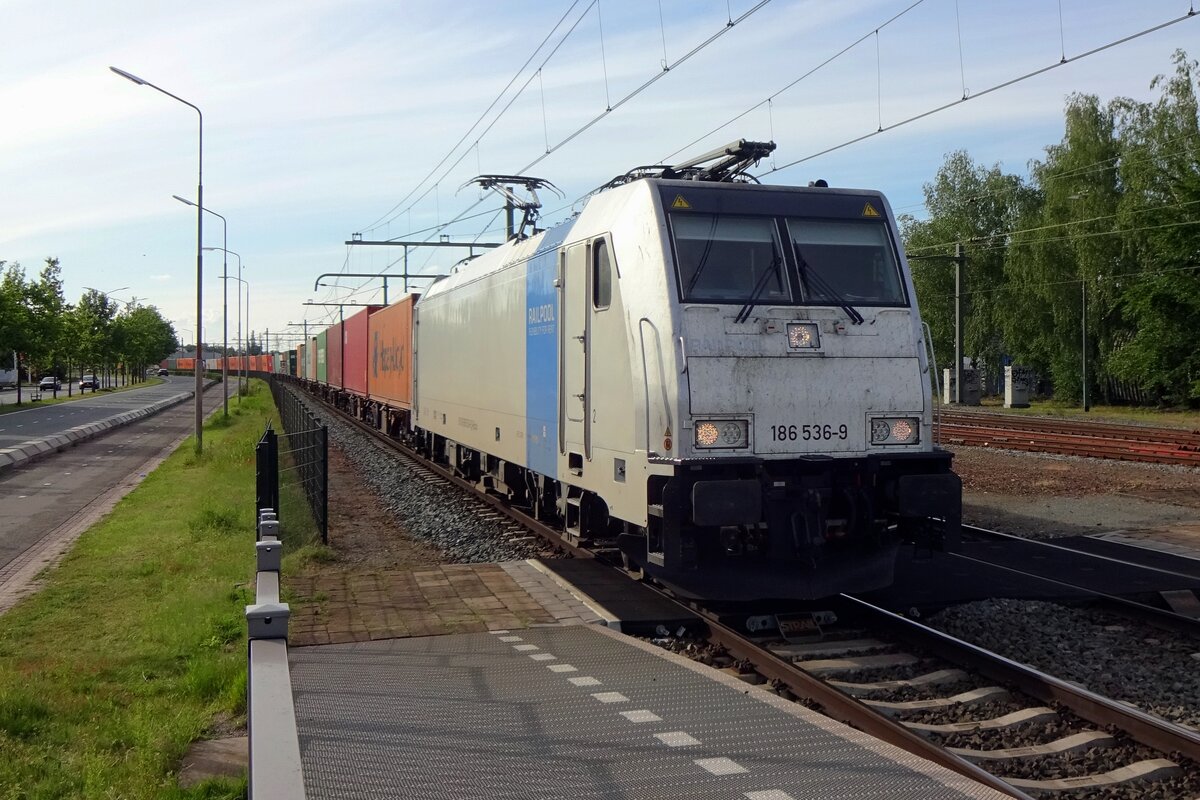 Kombi Rail Europe KRE 186 536 zieht ein Containerzug nach Neuss durch Blerick am 28 Mai 2021.