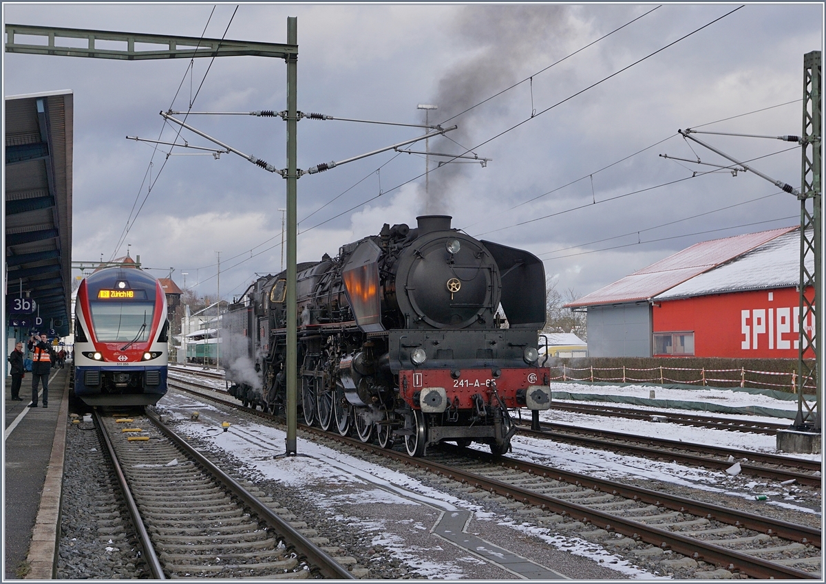 Kontrast: der SBB RABe 511 und die prächtige SNCF 241 A 65 in Konstanz.
9. Dez. 2017