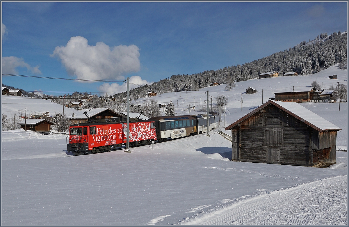 Kurz bevor die GDe 4/4 6005 hinter einem verschneiten Hügel bei Gruben verschwindet, noch eine Bild der schönen Lok, zwar mit Masten aber mit etwas mehr Landschaft. 
2. Feb. 2018
