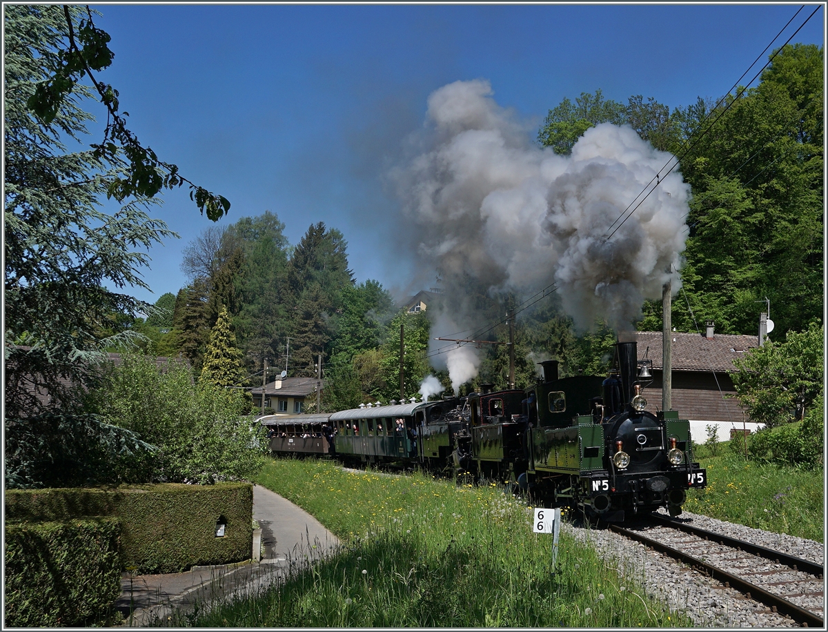 Kurz darauf, infolge sehr starkem Fahrgastaufkommens etwas verspätet, kam dann DER Dampfzug des Tages, der mit drei Dampfloks geführte  Riviera Belle Epoque  von Vevey nach Chaulin.
Es führte die LEB G3/3 N° 5 (in Blonay beigestellt), anschliessend folgte die BAM G 3/3 n° 6 und zu guter letzt die BFD HG 3/4 N° 3; die drei Lok hatten immerhin sechs sehr gut besetzte Wagen zu ziehen. 
16. Mai 2016