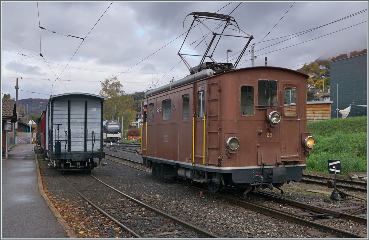  LA DER 2020 du Blonay-Chamby  / Saison Abschluss der Blonay-Chamby Bahn: Mit einem verstärkten Fahrplan und viel Dampf wird vor dem  Winterschlaf  (bzw. Arbeit im Dépôt Chaulin) nochmals viel Betrieb gemacht. Der erste Zug des Tages steht am Bahnsteig in Blonay: der TL K 510 (Baujahr 1910), der NStCM C4 N° 7 (Baujahr 1910) und der BOB  Kaiserwagen  C3 N° 6 (Baujahr 1901) warten auf ihre Lok, die BOB HGe 3/3 (Baujahr 1926). 

24. Okt. 2020